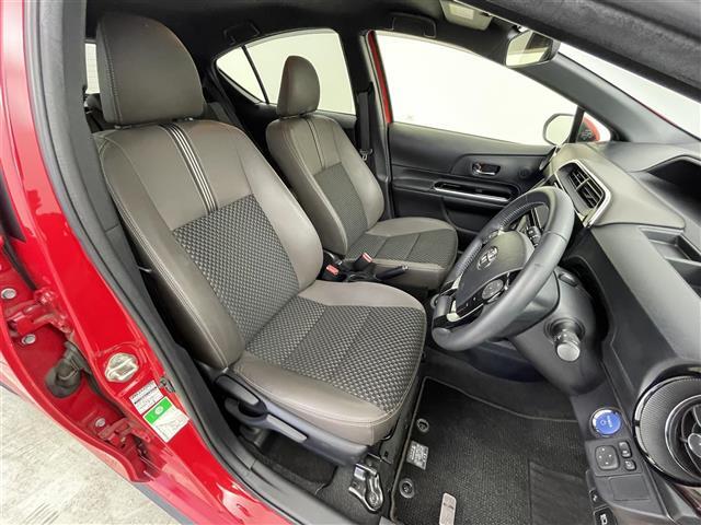 【運転席】座り心地が良いシートなので長時間の運転でも快適にお過ごしいただけます。新品のフロアマットのご注文も可能です。掲載箇所以外にご希望の写真がございましたらお気軽にお問い合わせ下さい。