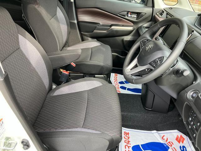 足元に余裕があるので運転しやすいです。ぜひ一度座って体感してみて下さい♪