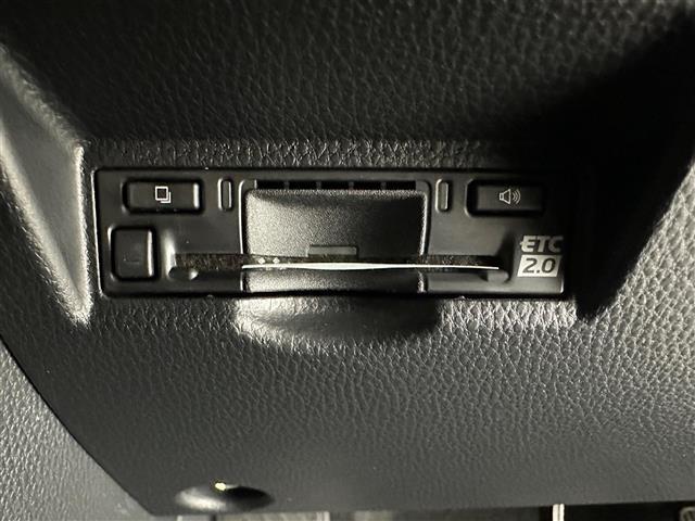 【ETC】有料道路を利用する際に料金所で停止することなく通過できる、ETC車載器（ノンストップ自動料金収受システム機器）が装備されています。セットアップを行うことで利用可能になります。