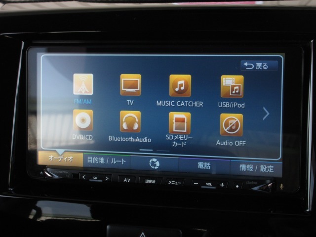 ナビは三菱8インチ純正メモリーナビ(GCX-875W)を装着しております。AM、FM、CD、DVD再生、Bluetoothオーディオ、フルセグTVがご使用いただけます。初めて訪れた場所でも安心ですね！