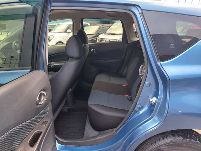 後席もゆったりお座りいただけます♪