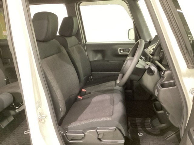 女性でも運転がしやすいように、シートの高さ調整機能（シートリフター）がついています。運転席と助手席の間が空いている為、助手席側への移動がスムーズです。交通量の多い道でも助手席側から乗り降りができます。