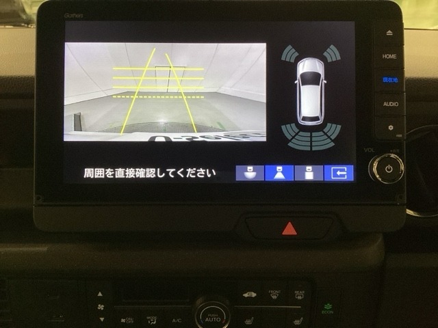 バックでの車庫入れも安心です！　リアカメラが付いているバックモニター付のナビを装備しております。バンパーについているソナーや、操作線もついており距離感も画面から確認できます。