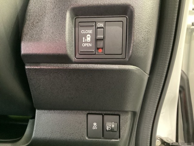 左側電動スライドドアは運転席から操作ができます。ヘットライトリベライザーのスイッチがあり道路状況や積荷の加重に応じてライトの高さ調節可能で、Hondaセンシング用のVSA解除スイッチがついてます。
