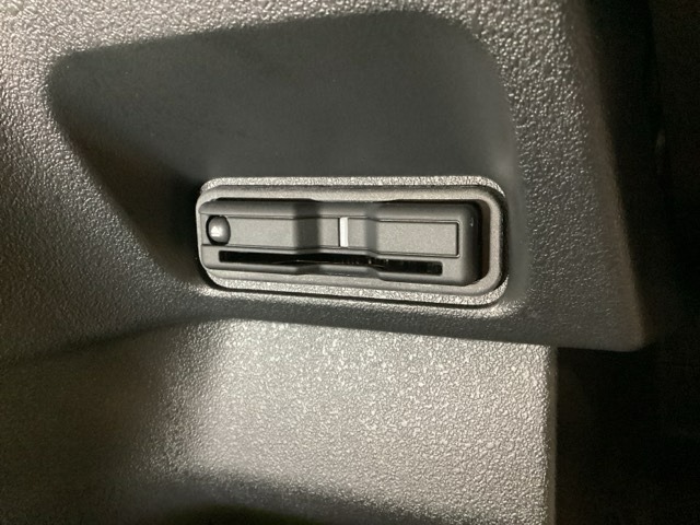 ハンドルの左下にETCがついています。高速道路の料金所の通過も楽々です。　カードの取り出しもしやすい場所についています。