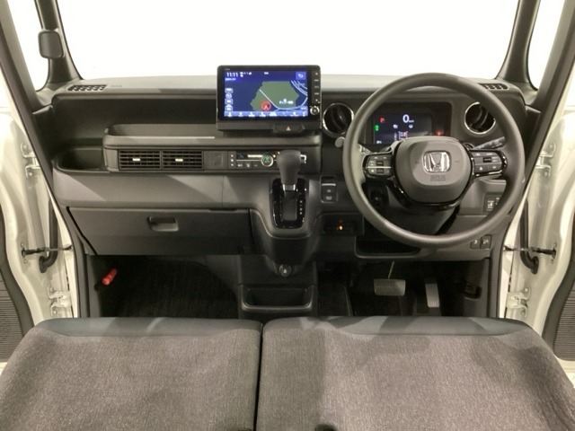 車内は光触媒抗菌消臭施工済です。インパネ周りはスタイリッシュなデザインで機能や装備も充実しています。グローブボックスやカップホルダーのほかにトレーなどたくさんの収納スペースが付いています。