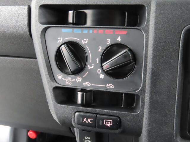 エアコン装備。温度設定ができて、室内快適ですよ。