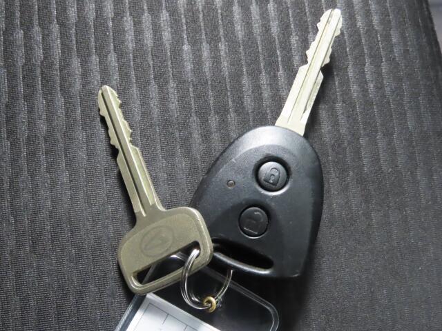 キーレスキーエントリーで車外からドアの開閉も楽チンですネ