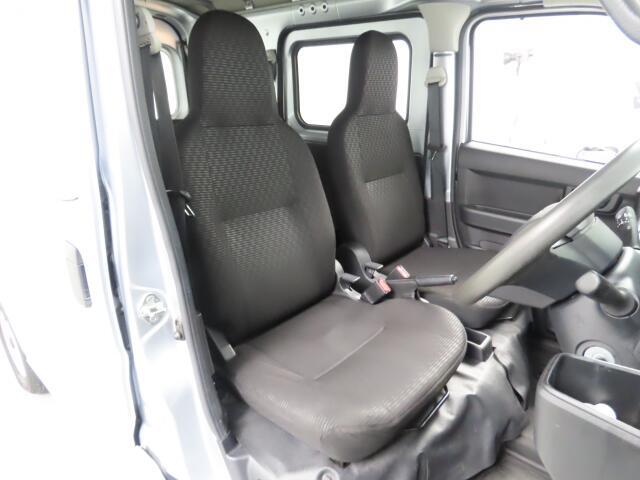 フロントシートも状態良好ですよ。大きな汚れもなく、安心です。座り心地もいいですよ。