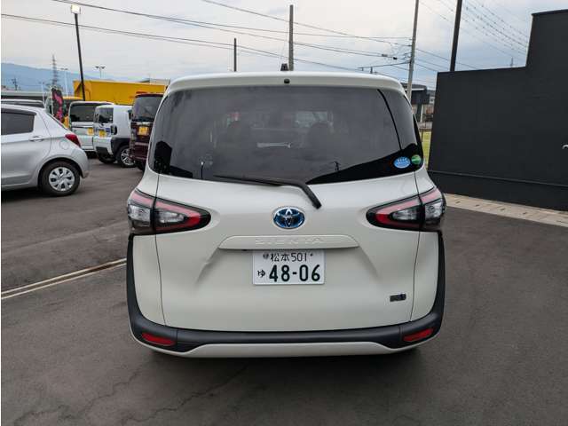 バックカメラ装備で車庫入れも安心です。
