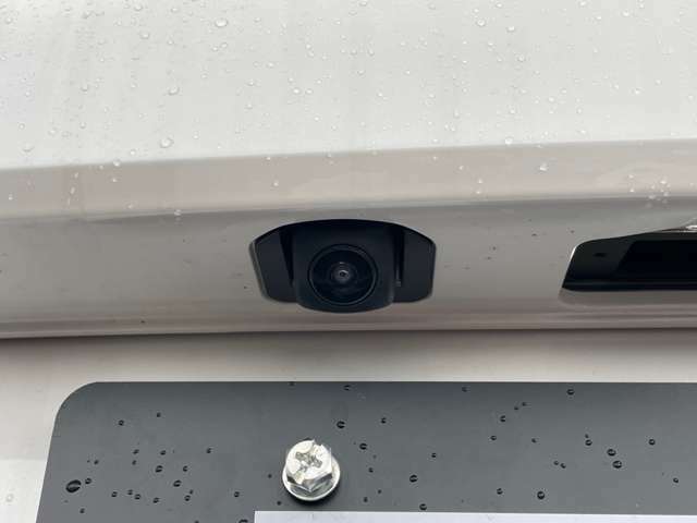 【バックカメラ】死角に入りやすい後ろも、バックカメラがあれば安心！駐車が苦手な方でも楽々駐車できます。