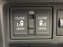 【両側パワースライドドア】スマートキーや運転席のスイッチで後席両側スライドドアの開閉が可能♪電動だから力を入れてドアを開ける必要が無く、小さなお子様でも簡単に開け閉めでき快適です♪