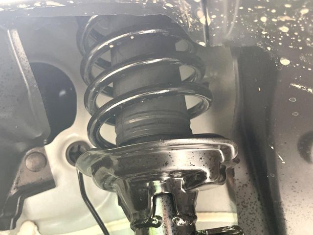 お車を安心してお乗りいただく為には、足回りの定期点検が欠かせません。サービスサポート（有償保証）では無料点検もご提供しており、安心のカーライフをお過ごしいただけるサポート体制が整っています。