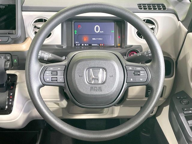 インテリアに合わせたデザインのステアリングは、運転される方のことも考え、運転しやすい形状、大きさです。是非一度、実際に触ってお確かめください。