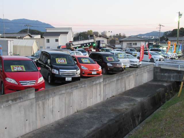 当店は高年式、程度良好の人気車種やお買得な人気車種を多数展示しております！新しいサービスを皆様にご提供できるよう、日々努力しておりますので、どうぞ宜しくお願いいたします。