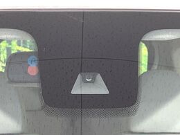 【インテリジェントエマージェンシーブレーキ】フロントカメラで前方の車両や歩行者を検知。衝突しそうな時は衝突被害軽減ブレーキが作動、衝突回避をサポート。より安全にドライブをお楽しみいただけます。