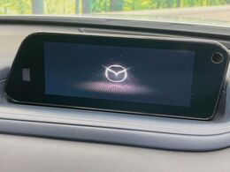 【8.8インチマツダコネクト】車内の雰囲気にマッチした大型のディスプレイ。スマホ接続でのナビ使用やBluetooth再生等、様々な機能が楽しめます。直感的なダイヤル操作が可能で、使い勝手も良好です。
