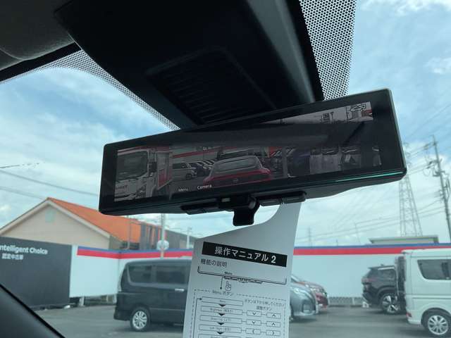 インテリジェントルームミラーは、車両後方のカメラ映像をミラー面に映し出すので、同乗者や積み荷などの車内状況や、天候などに影響されずいつでもクリアな後方視界が得られます。