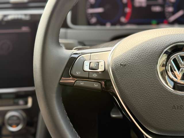 ◆アダプティブ・クルーズ・コントロール◆予め設定した車速内でクルマが自動的に加減速。　前走車との適切な車間距離を維持しながら追従走行し、高速道路でのドライバーの疲労を軽減してくれる嬉しい嬉しい機能付♪
