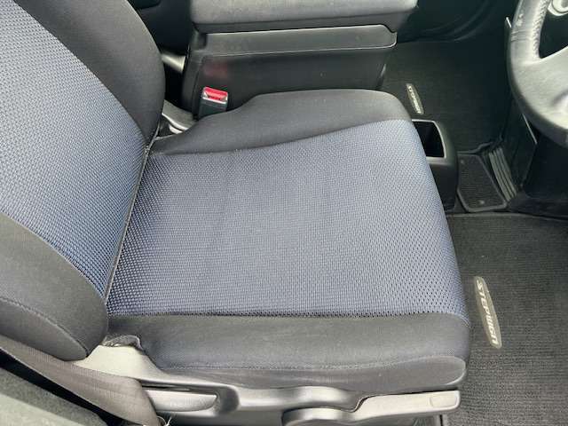 運転席シートはこんな感じです♪