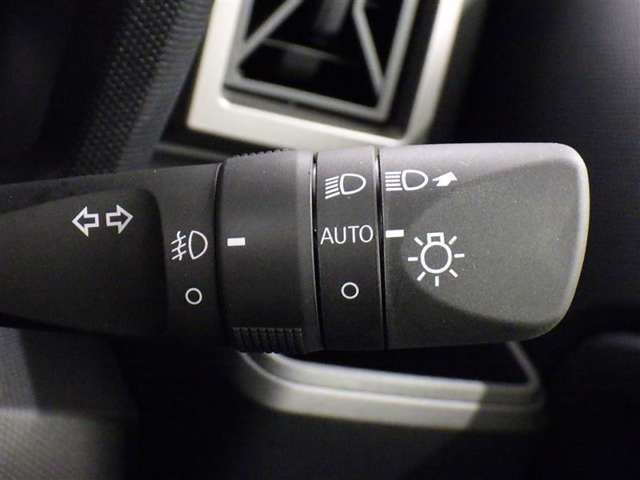 【オートライト】車外の明るさに応じて、自動的にライトの点灯・消灯をしてくれます。