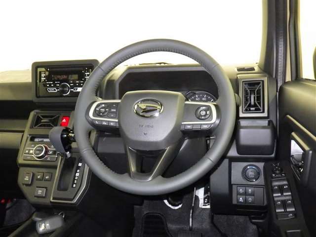 運転の際、常に目にする部分だけにシックで飽きのこないデザインが良いですね。
