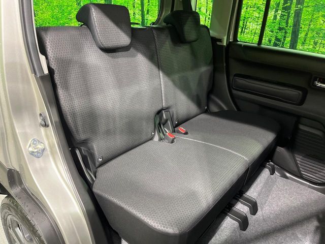 後部座席も気になるようなキズ・汚れやへたり等、大きなダメージはなく、良好な状態です。