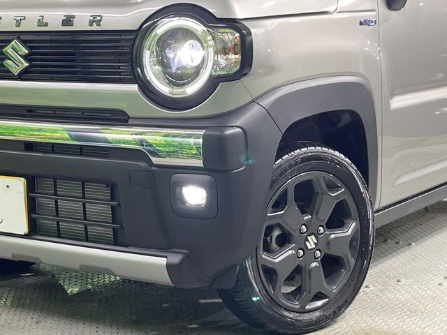 【LEDヘッドライト】悪天候や夜間走行時も良好な視界を確保し安心して運転できる高輝度LEDヘッドライトを装備！点灯速度が早く、消費電力も抑えられています。