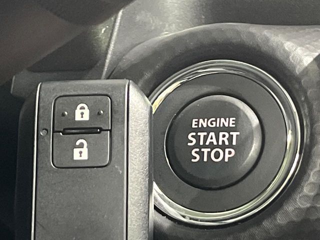 【キーレススタートシステム】カバンやポケットに入れたままでもドアの施錠・解錠が可能なスマートキーを装備。エンジンのオン・オフ時もカギを取り出す必要が無いからとっても便利です♪