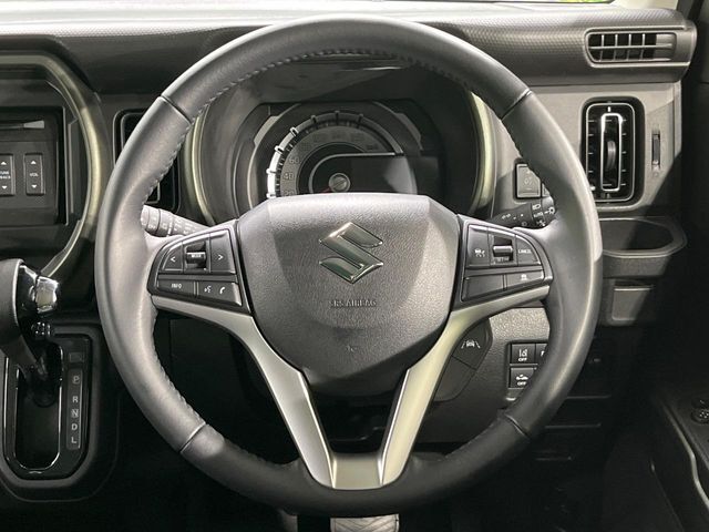 インテリアに合わせたデザインのステアリングは、運転される方のことも考え、運転しやすい形状、大きさです。是非一度、実際に触ってお確かめください。