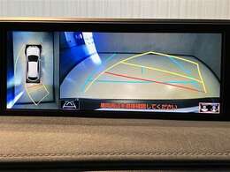 パノラミックビューモニターを装備。クルマを真上から見るように周囲を確認できます。機能の詳細は販売店スタッフまでおたずねください。