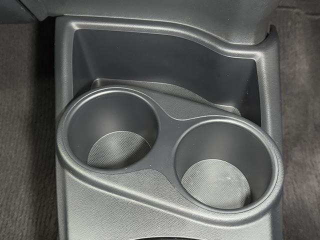 便利なカップホルダーを装備しています。　缶ジュースを開けて運転していると振動で倒れないかヒヤヒヤ、意外と置き場に困るもの。　意外に重要な装備ですね。