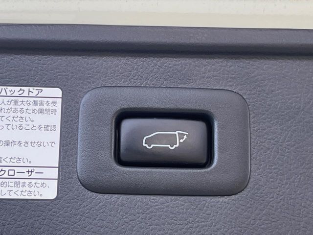 【パワーバックドア】スマートキーや運転席のボタンを押すだけでリアゲートが自動で開閉します！荷物を持っている時や、高い位置にあるバックドアを閉める際に便利な機能です♪