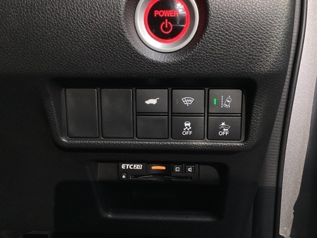 Hondaセンシング用の、VSA（ABS＋TCS＋横滑り抑制）解除とレーンキープアシストシステムのメインスイッチなどはハンドルの右側に装備しています。左側に電動テールゲートのボタンもついています。
