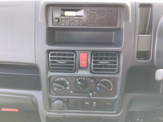 ラジオが装着されてます。2WDから4WDへの切り替え可能です。