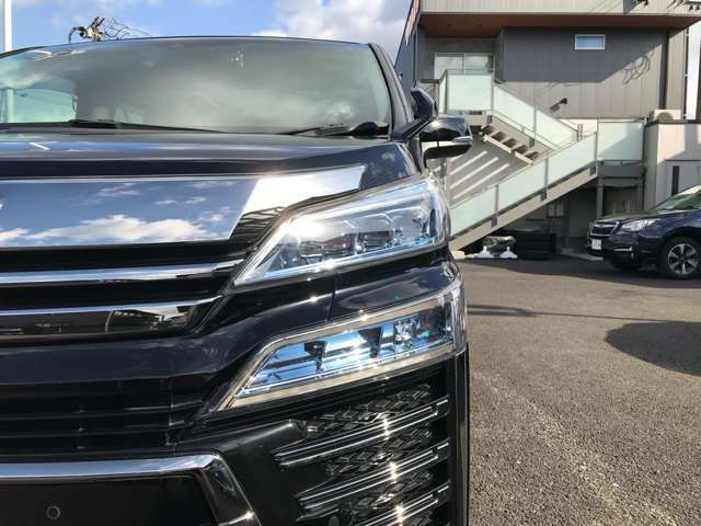 オートライト！周りの明るさに応じて自動でヘッドライトの点灯・消灯ができる機能です。ライトの付け忘れ・消し忘れなどが無くなり、雨の日やゆう方の走行も安心。トンネルの通過時も便利です。