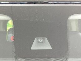 【三菱e-Assist】走行中に前方の車両等を認識し、衝突しそうな時は警報とブレーキで衝突回避と被害軽減をアシスト。より安全にドライブをお楽しみいただけます。