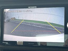 【バックカメラ】駐車時に後方がリアルタイム映像で確認できます。大型商業施設や立体駐車場での駐車時や、夜間のバック時に大活躍！運転スキルに関わらず、今や必須となった装備のひとつです！