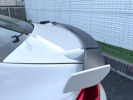 【リヤスポイラー】スポーツカーらしさがグッと引き立つ大型リヤスポイラーを装着♪高速走行時のスタビリティ（走行安定性）向上に役立ちます。