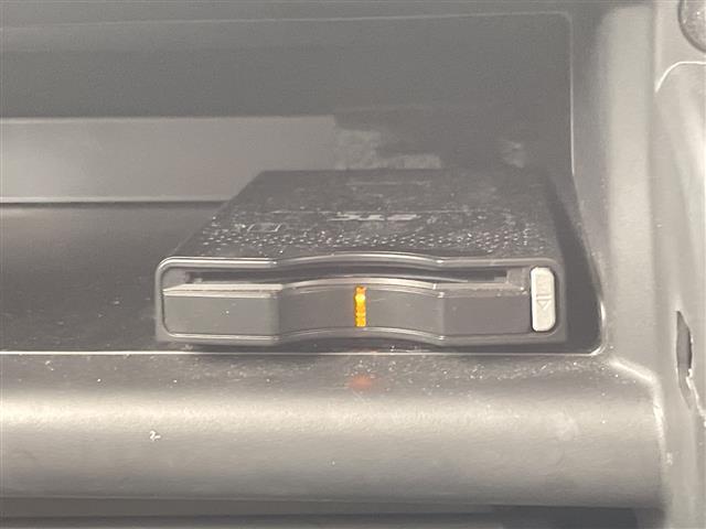 【ETC】有料道路を利用する際に料金所で停止することなく通過できる、ETC車載器（ノンストップ自動料金収受システム機器）が装備されています。セットアップを行うことで利用可能になります。