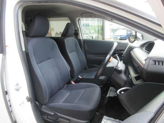 運転席周りのお写真です。　広い足元で長時間の運転も楽々です。