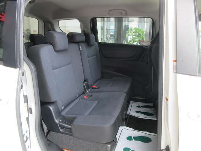 2列目シートのお写真です。　ベンチシート仕様でゆったりとお乗りいただけます。