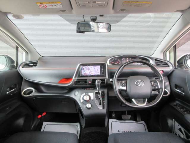 インパネ周りのお写真です。　視界が広く運転もしやすくなっております。