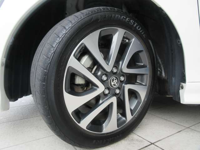 アルミホイールを装備しております。