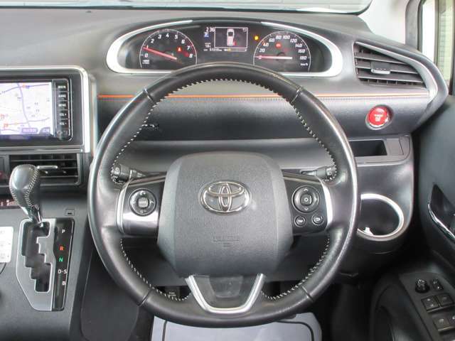 ハンドル周りのお写真です。革巻きハンドルで高級感溢れます。