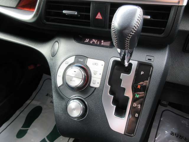 オートエアコンで暑い夏場も快適です。