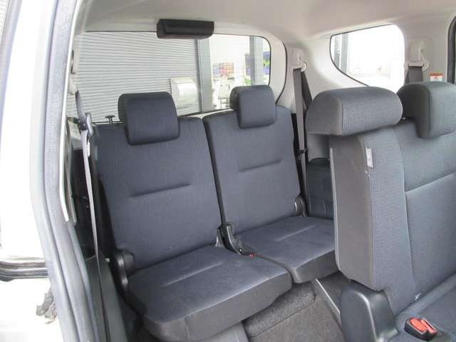 3列目シートのお写真です。　天井が高く大人が座っても広々としております。