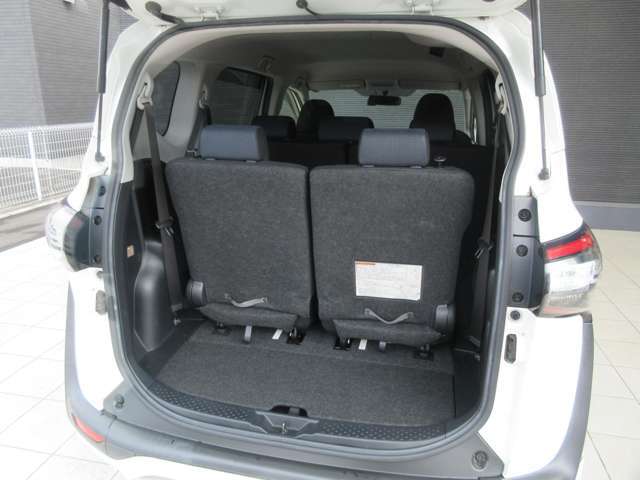 ラゲッジルームのお写真です。　開口部が広く荷物の積み下ろしも楽々です。