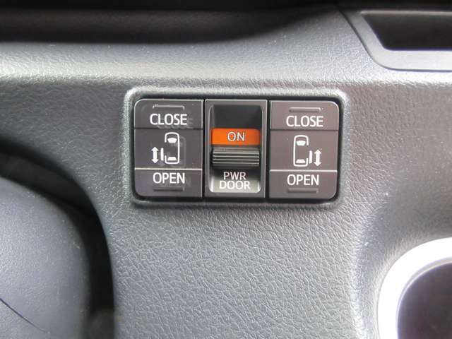 両側電動スライドドアで開閉も楽々です。