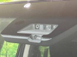 【三菱e-Assist】走行中に前方の車両等を認識し、衝突しそうな時は警報とブレーキで衝突回避と被害軽減をアシスト。より安全にドライブをお楽しみいただけます。
